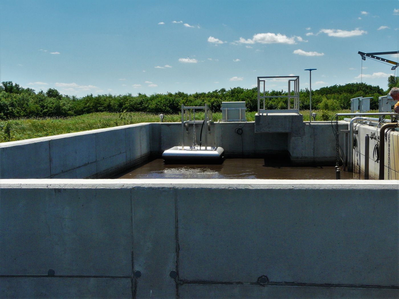 BIODEC floating decanter in a CYCLATOR basin at Fegyvernek-Örményes, Hungary