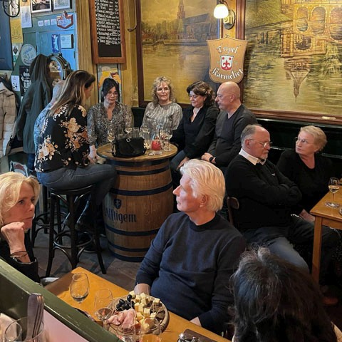 Gezelschap aan een statafel tijdens een borrel