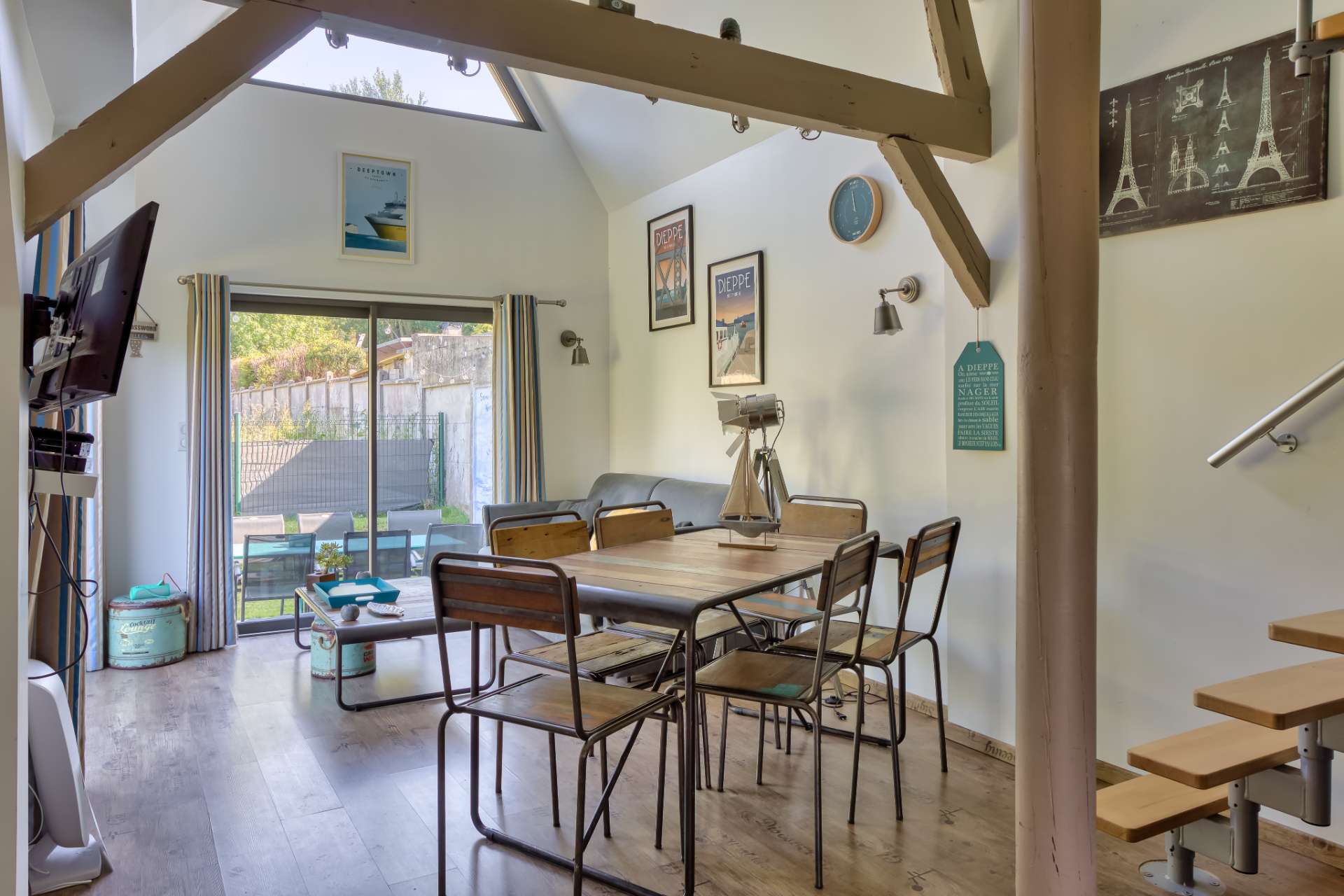 Pièce de vie avec grande table et accès terrasse au gîte "Le Gite des Amis" en Seine-Maritime