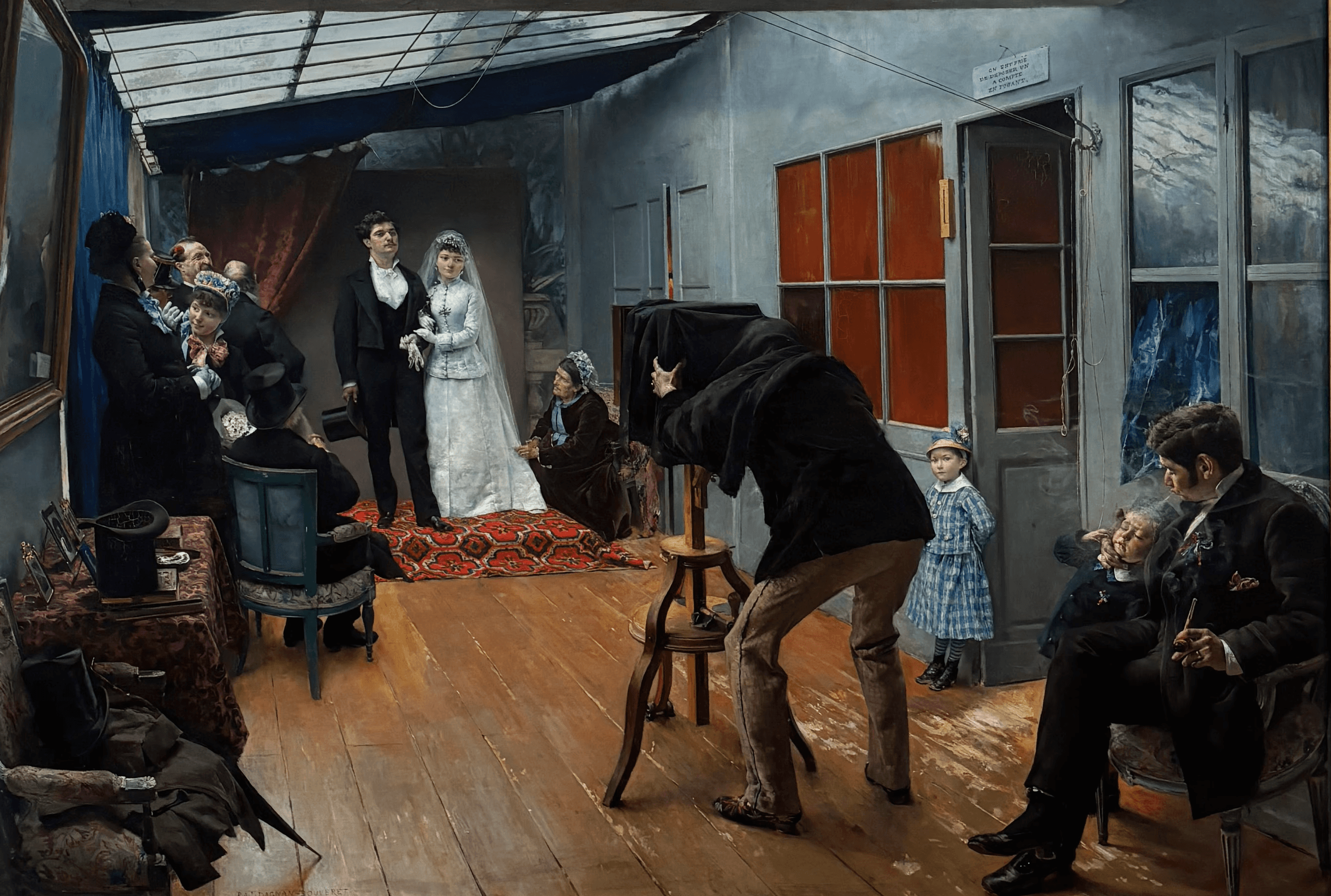 Une noce chez un photographe" de Pascal Dagnan-Bouveret (1879), huile sur toile, dans son cadre doré sculpté, Musée des Beaux-Arts de Lyon. Scène d'intérieur dans un atelier photographique parisien : au centre, les mariés en tenue de noce posent devant l'appareil photo tandis que le photographe, penché sous son drap noir, s'apprête à déclencher. Autour d'eux, la famille et les invités attendent, chacun dans sa propre attitude. Lumière zénithale par verrière, plancher en bois, tons chauds et détails naturalistes très soignés.