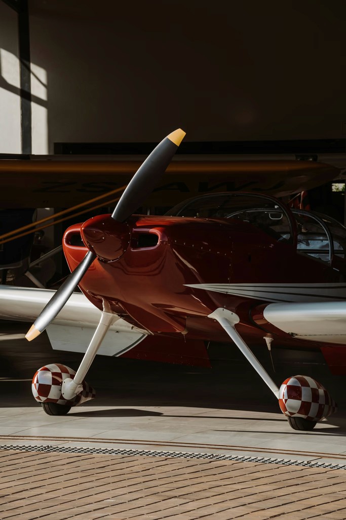 red-and-white-airplane-in-a-parking-lot - jared-watney (unsplash)./pho