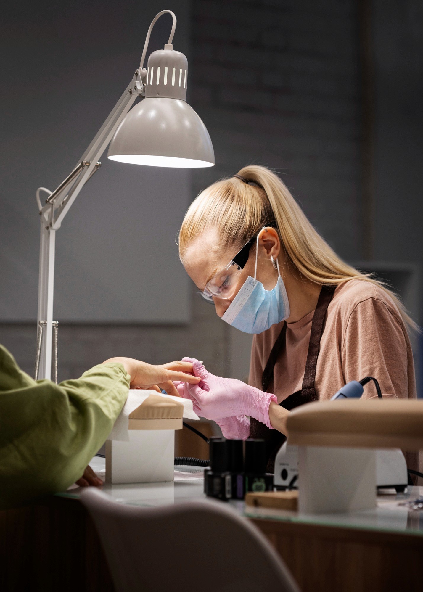 Perfekte Nail-Tapes: Schritt-für-Schritt-Technik der MONLIS Schule