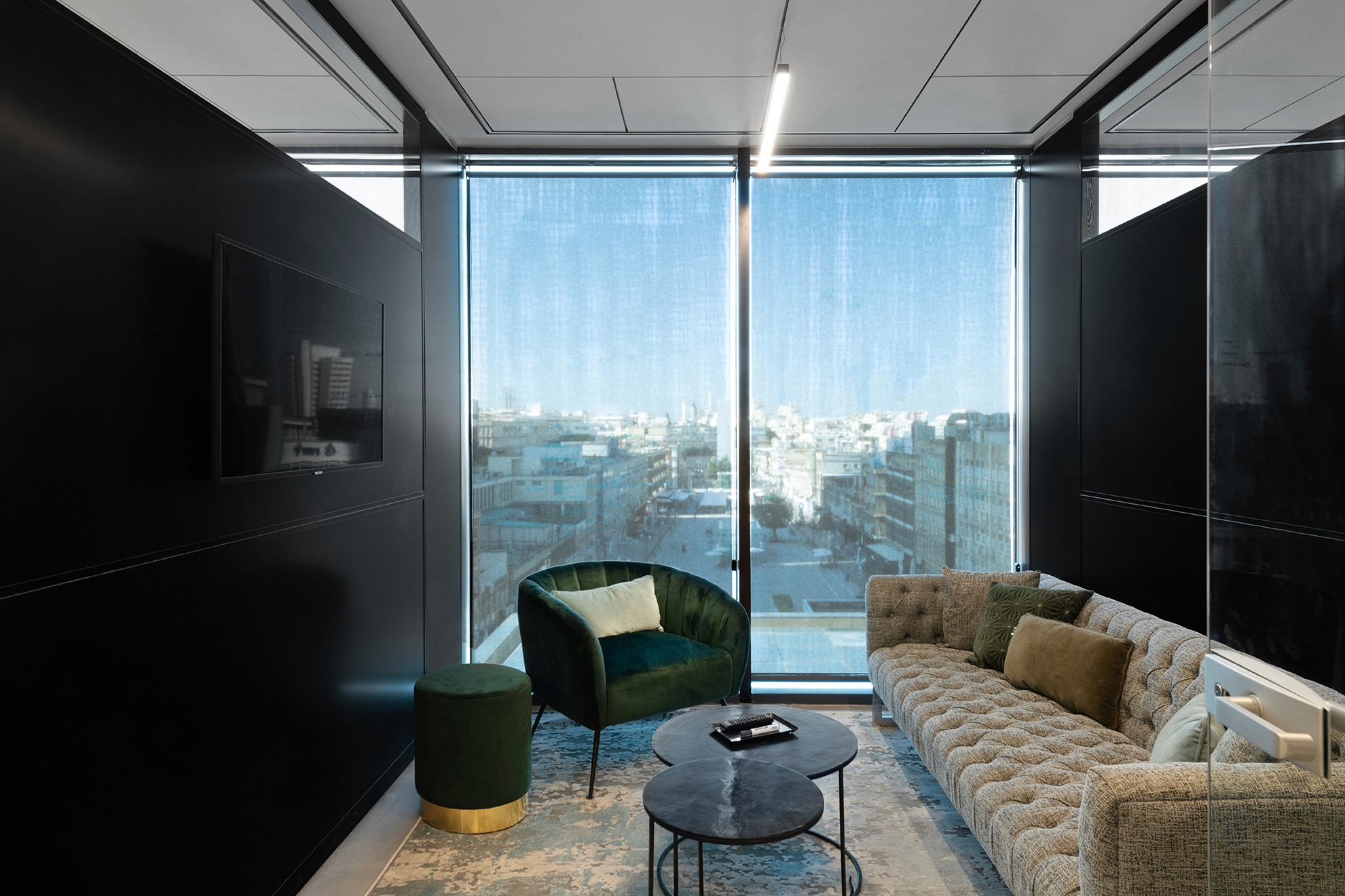 עיצוב משרדי לרשת חינוך – שילוב מיתוג קיר, תכנון אדריכלי נקי ותאורה טבעית