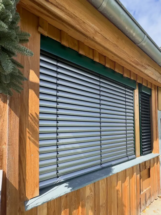 Instagram-Beitrag: Raffstoren mit separater L-Blende an einer Holzfassade