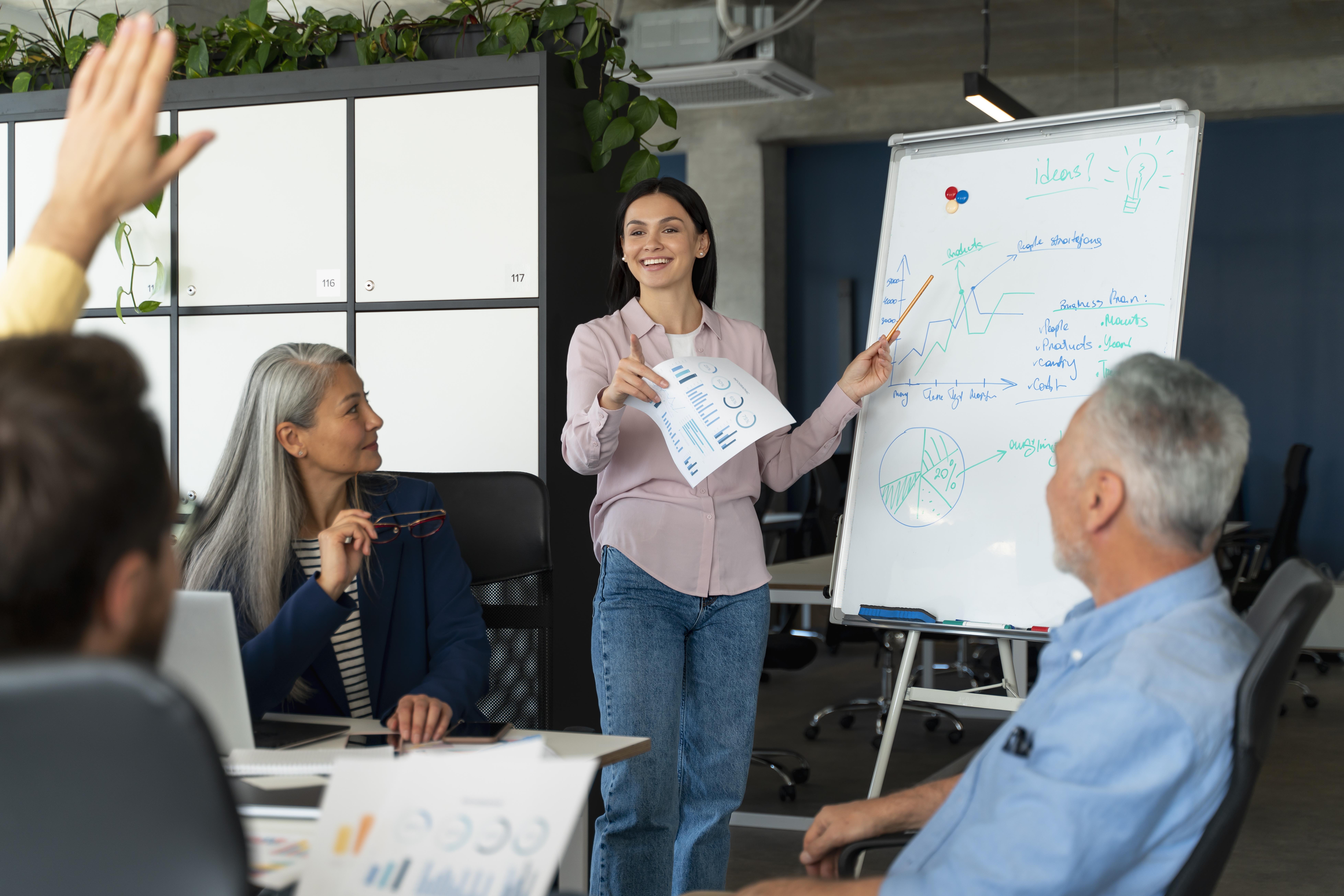 Equipo realizando estrategias de crecimiento empresarial