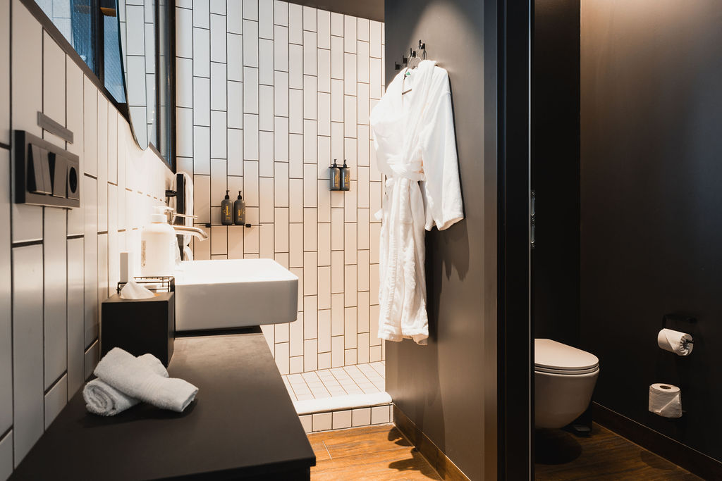 Junior Suite Bathroom 