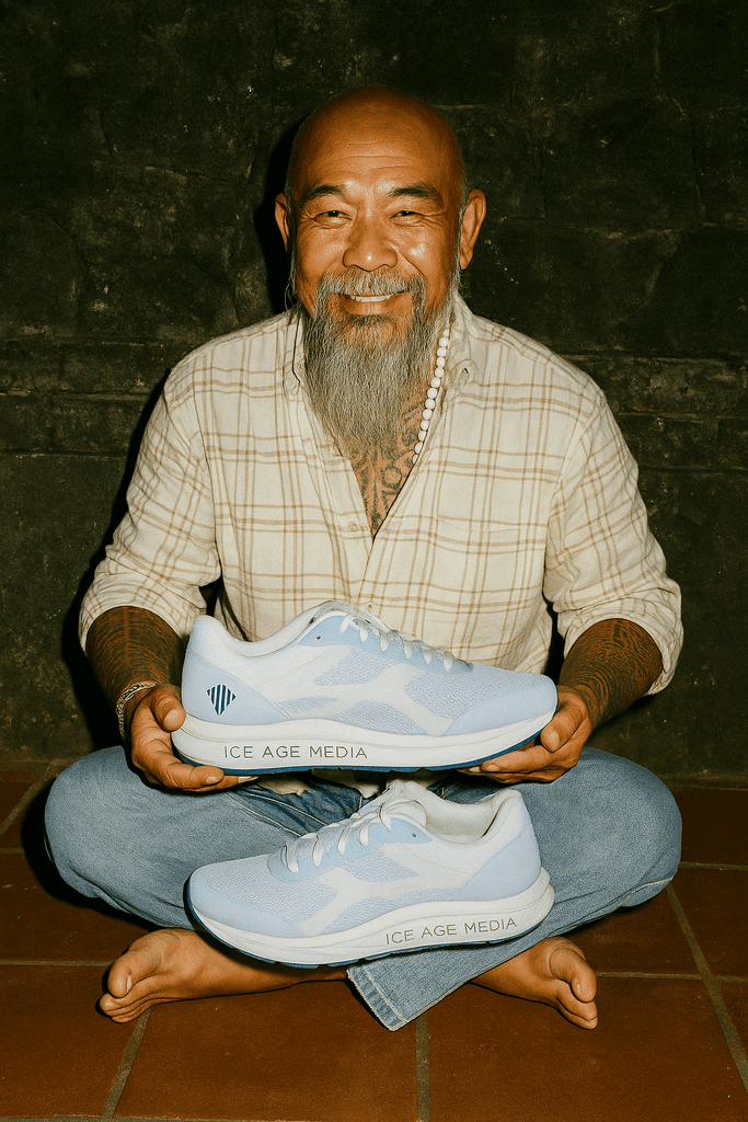 Alter Yoga Lehrer mit Ice Age Media Schuhen