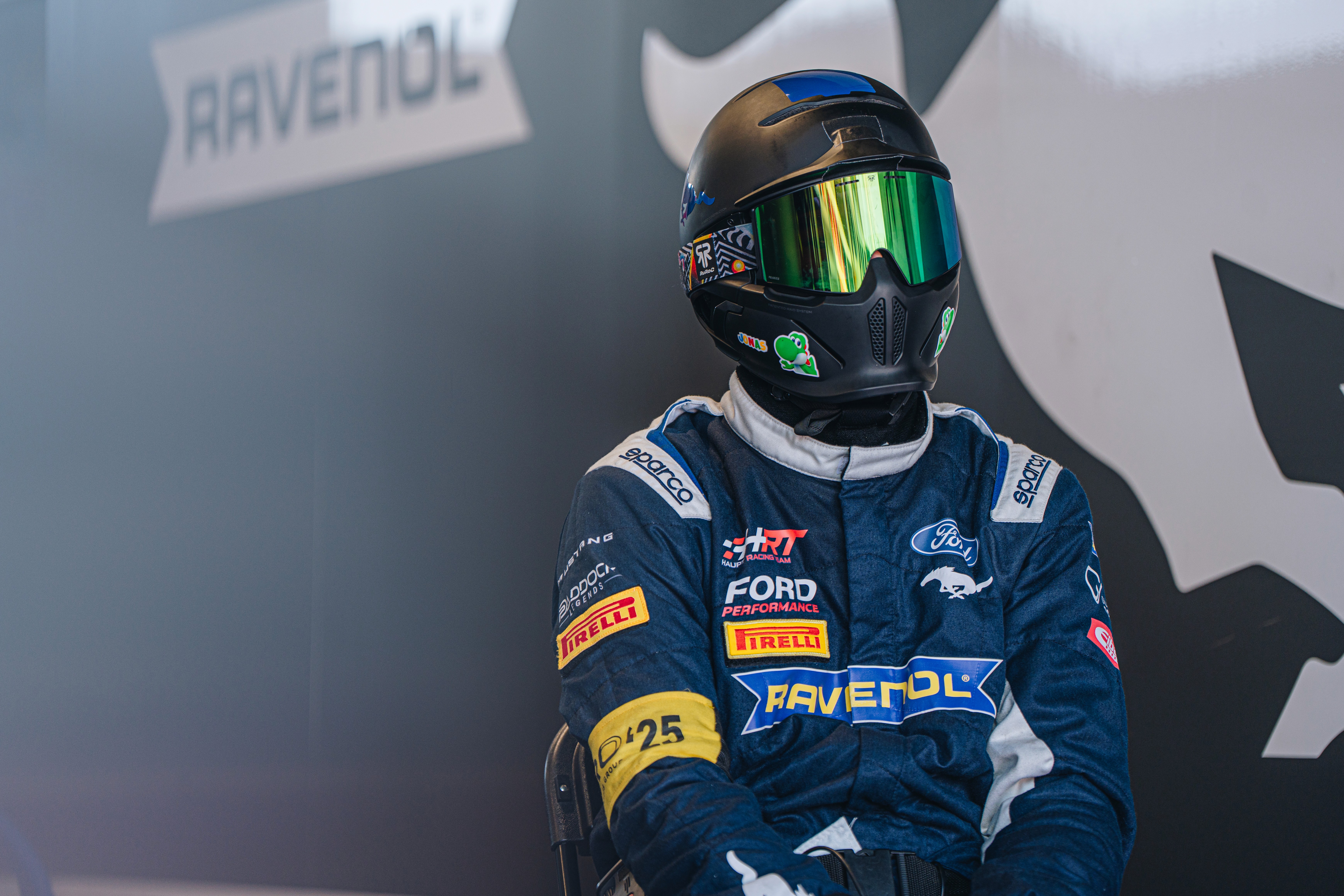 Foto di Ferrari La Ferrari rossa parcheggiata in pitlane