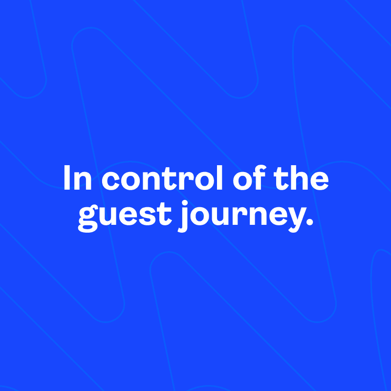 Blauwe grafische visual met de tekst “In control of the guest journey”.