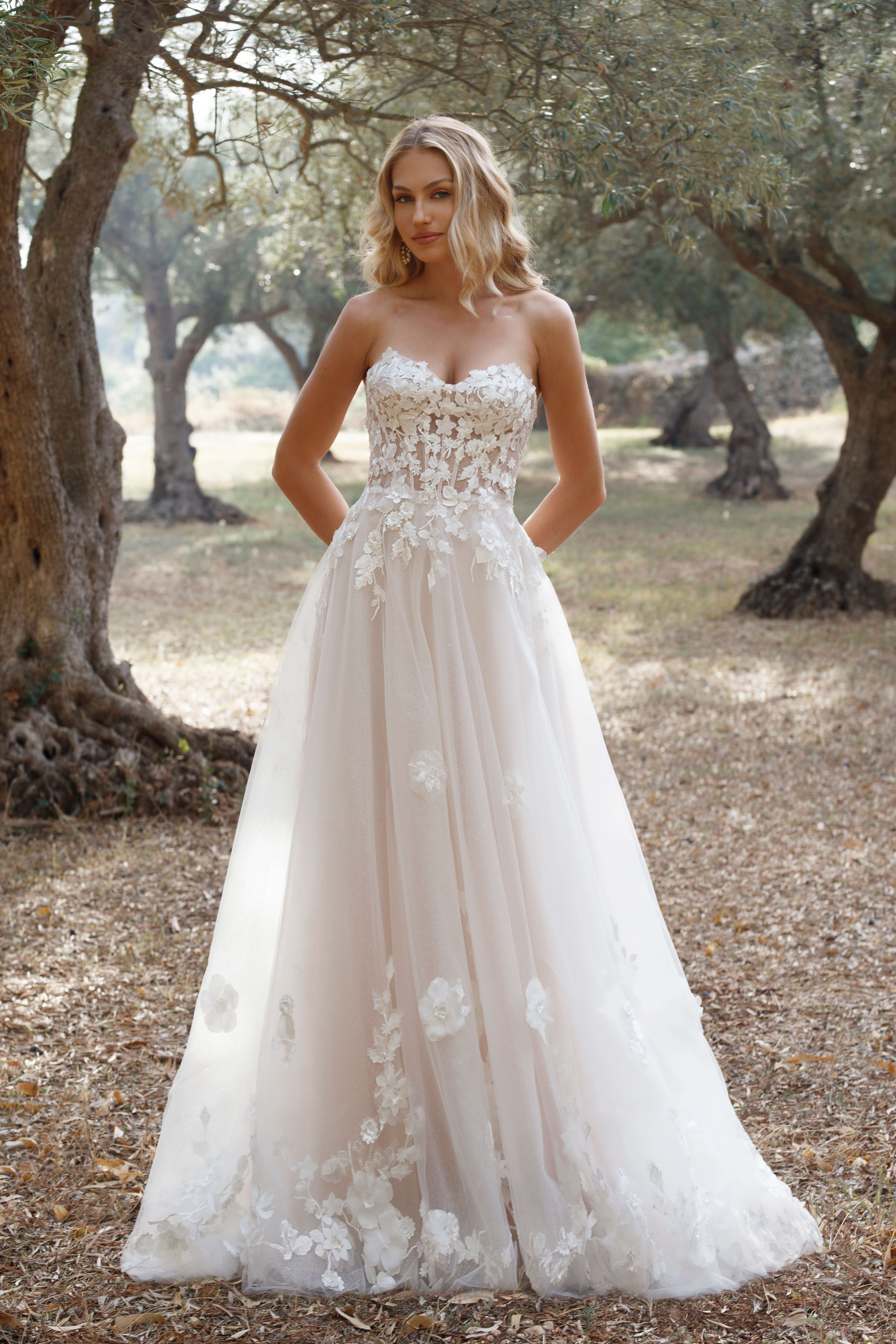 Fit and Flare Brautkleid mit transparenter Corsage und Perlendetails