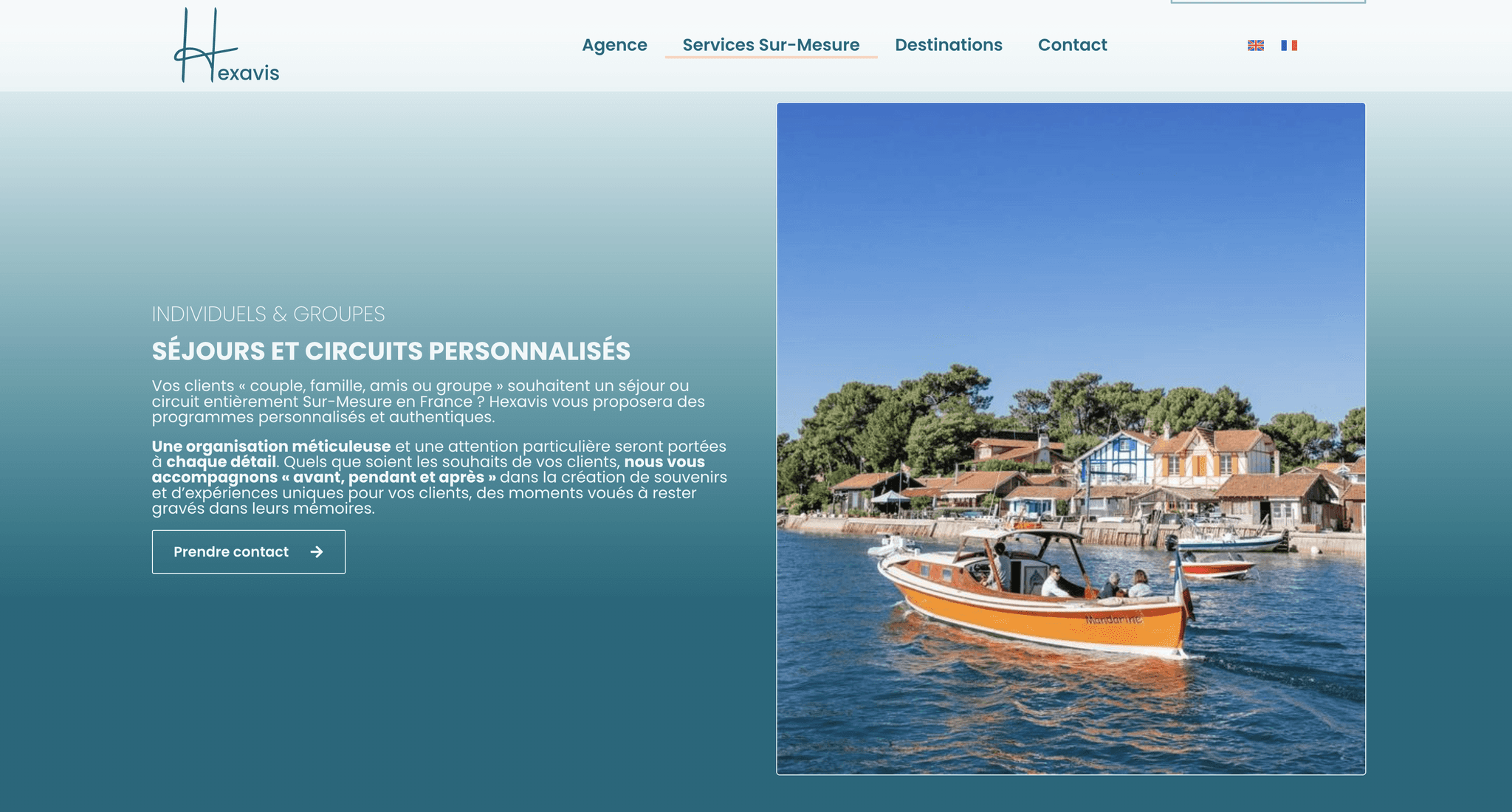 Mise en page du catalogue de séjours et circuits : structure de grille moderne facilitant la lecture des offres touristiques complexes.