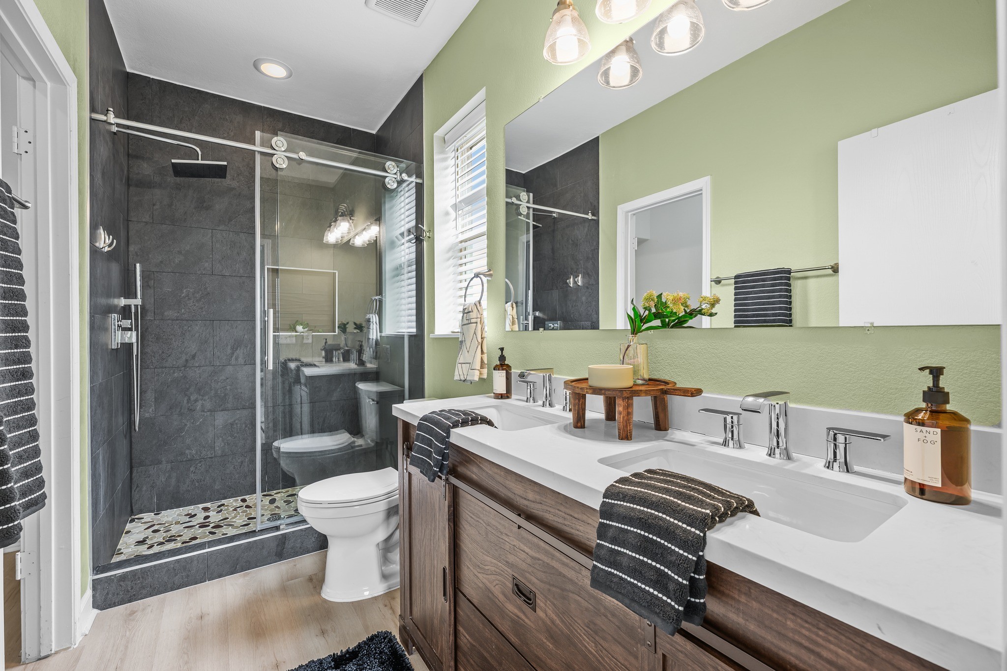 2506 Zach Scott St. Primary Bathroom