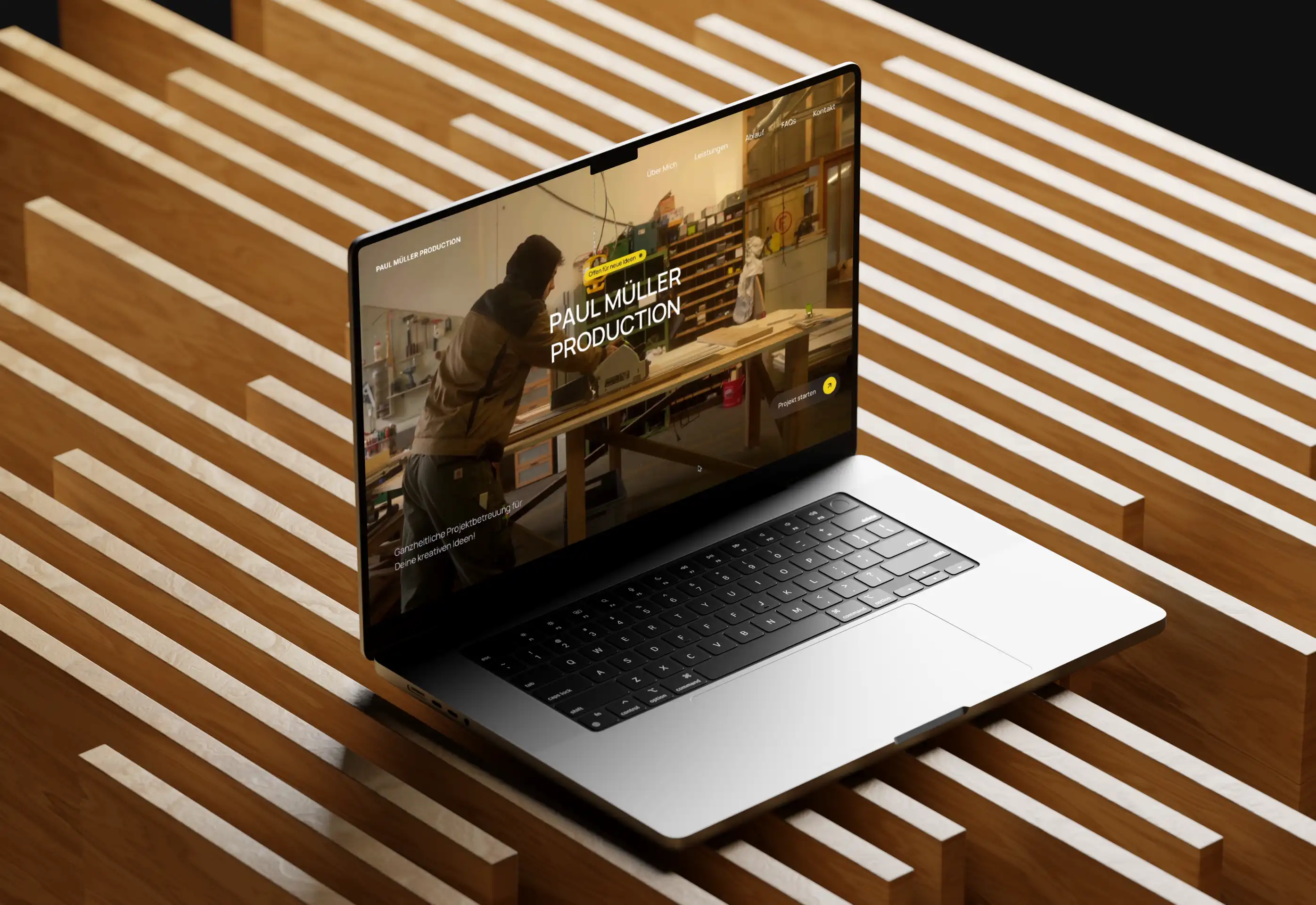 Darstellung der neu gestalteten Startseite von Paul Müller Production auf einem MacBook