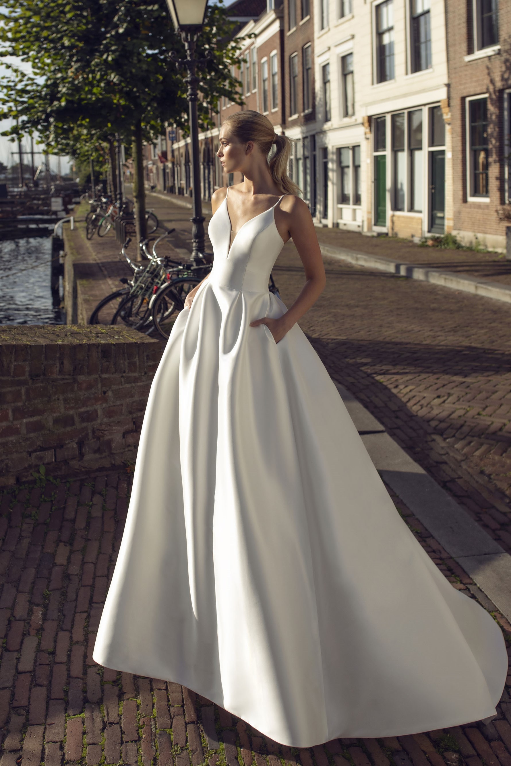 Brautmode modern interpretiert mit besonderen Schnitten