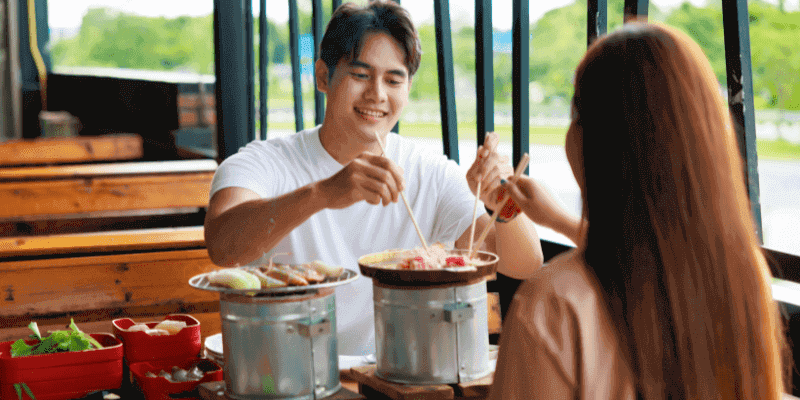 一对情侣在吃火锅