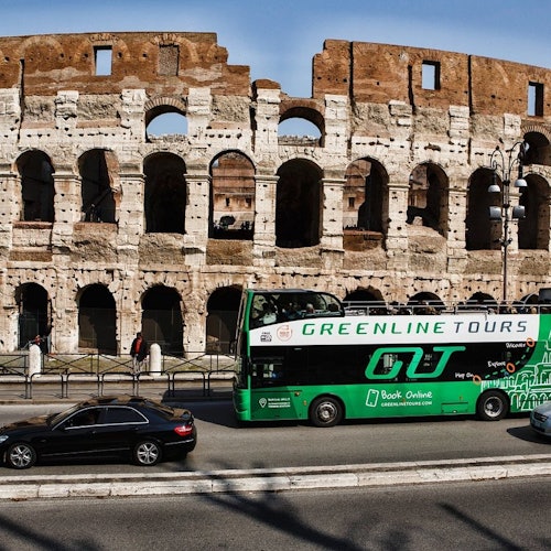 tour in autobus della linea verde davanti al Colosseo