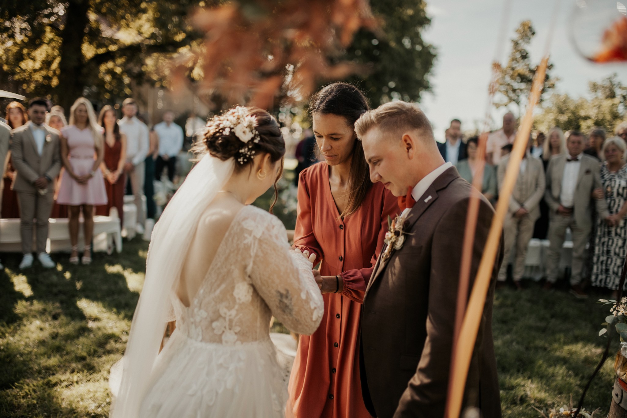 Denise als freie Rednerin im persönlichen Austausch mit dem Brautpaar während einer freien Trauung in Franken.