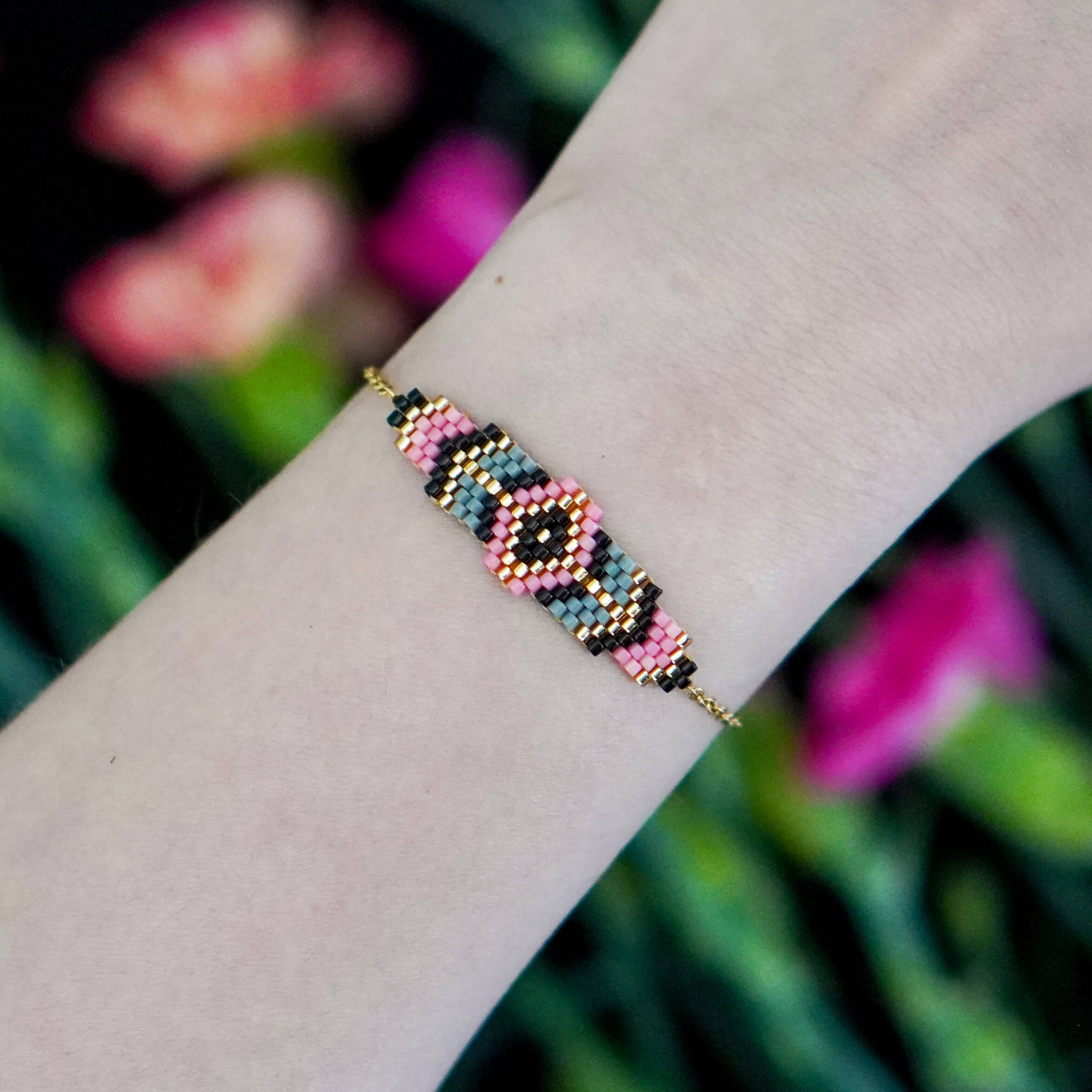 ręcznie szyta bransoletka na nadgarstku z koralików w kolorze różowym, szarym, czarnym, złotym