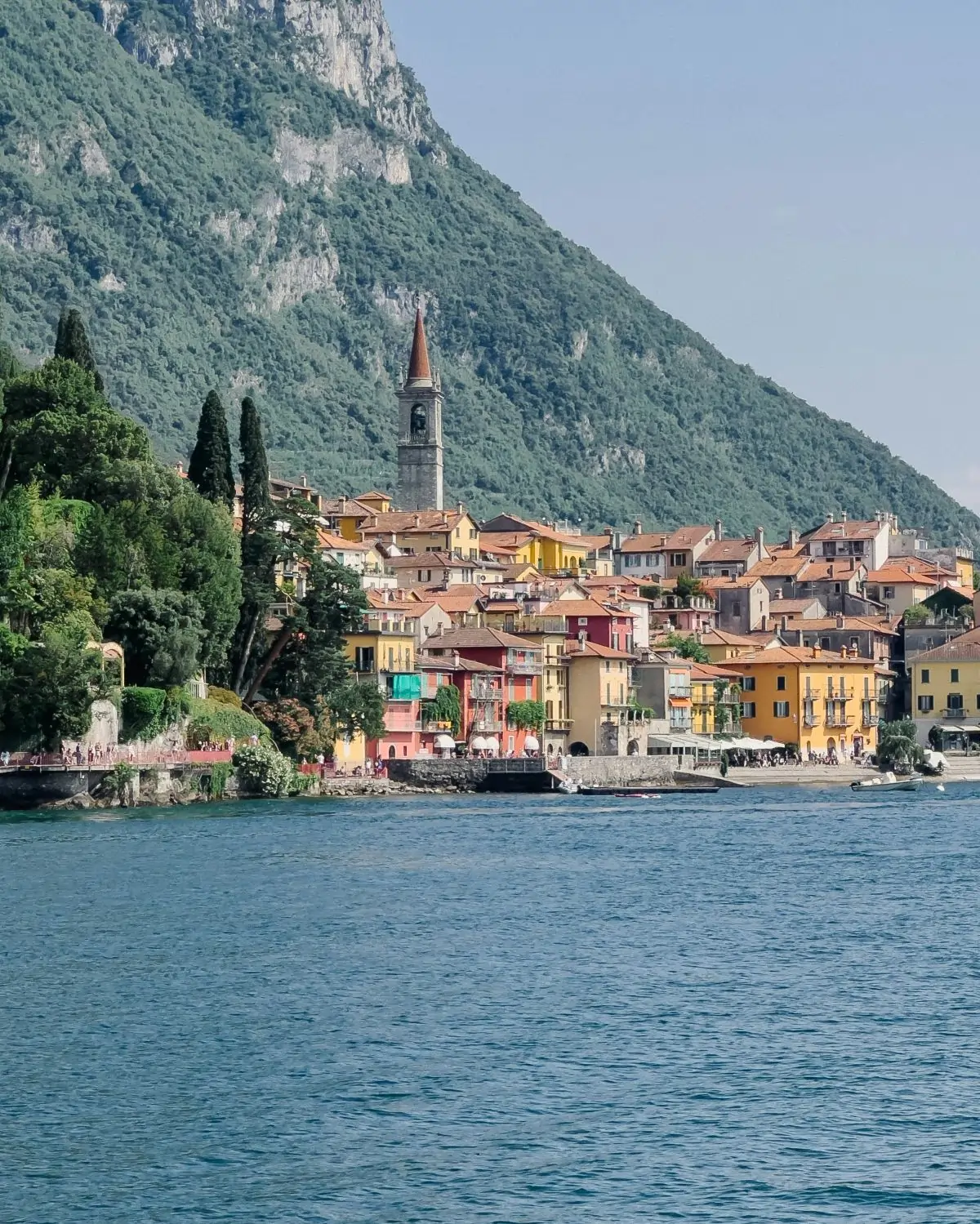 A scenary of a town based in the Lake of Como