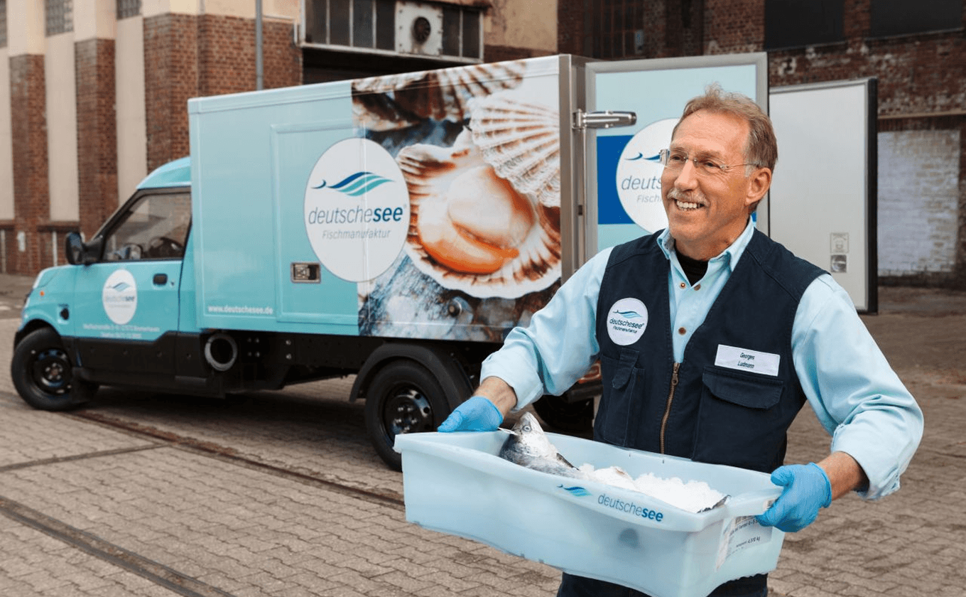 Nachhaltige Mehrweg-Fischkiste im Einsatz bei Deutsche See – umweltfreundliche Logistiklösung realisiert von design for human nature in Hamburg.