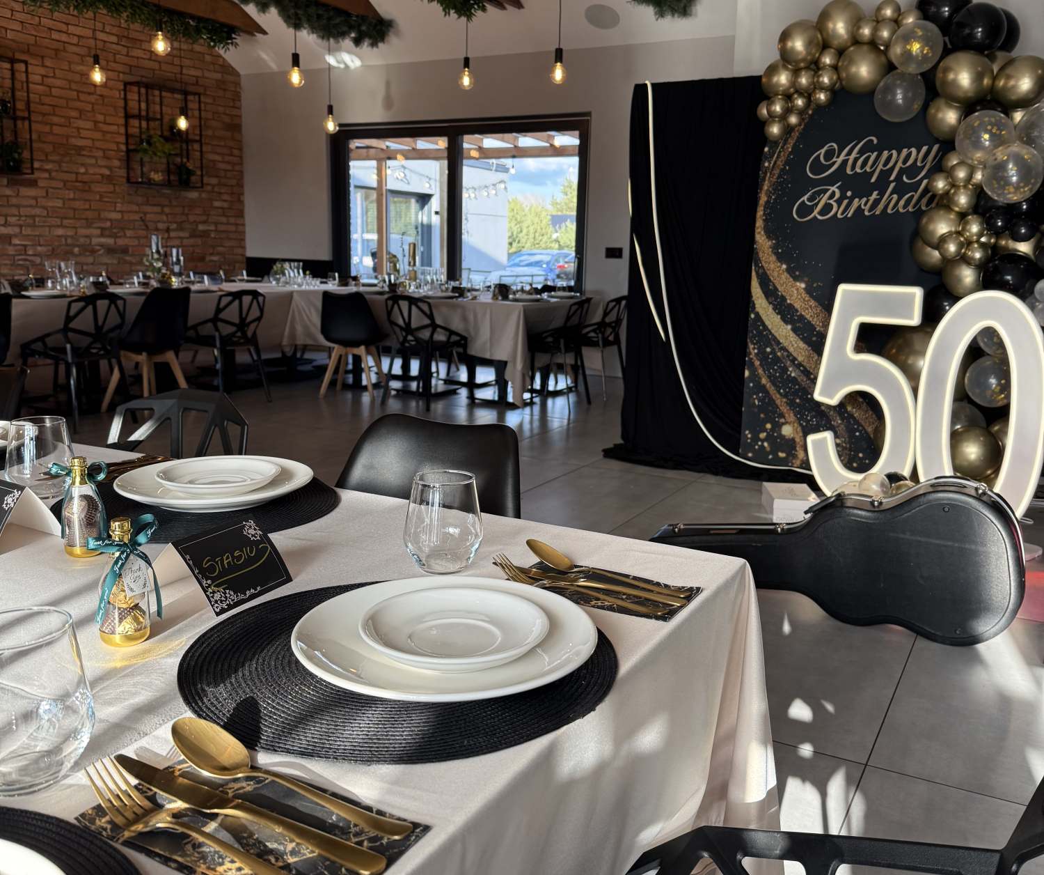 przyjęcie rodzinne poza miastem w eleganckiej sali