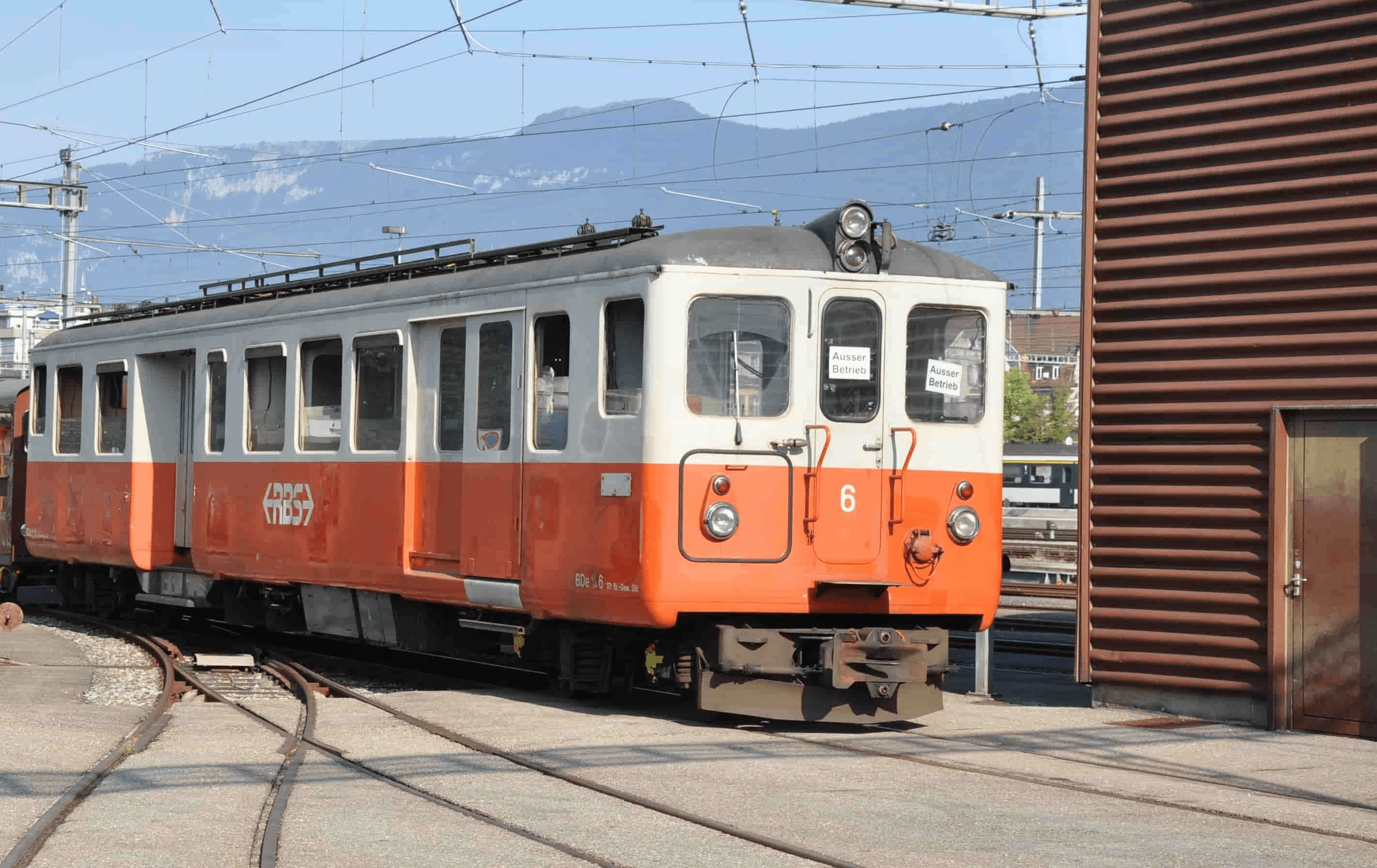 Historisches Triebwagen ABDe 4/4 6 vor einem Depotgebäude