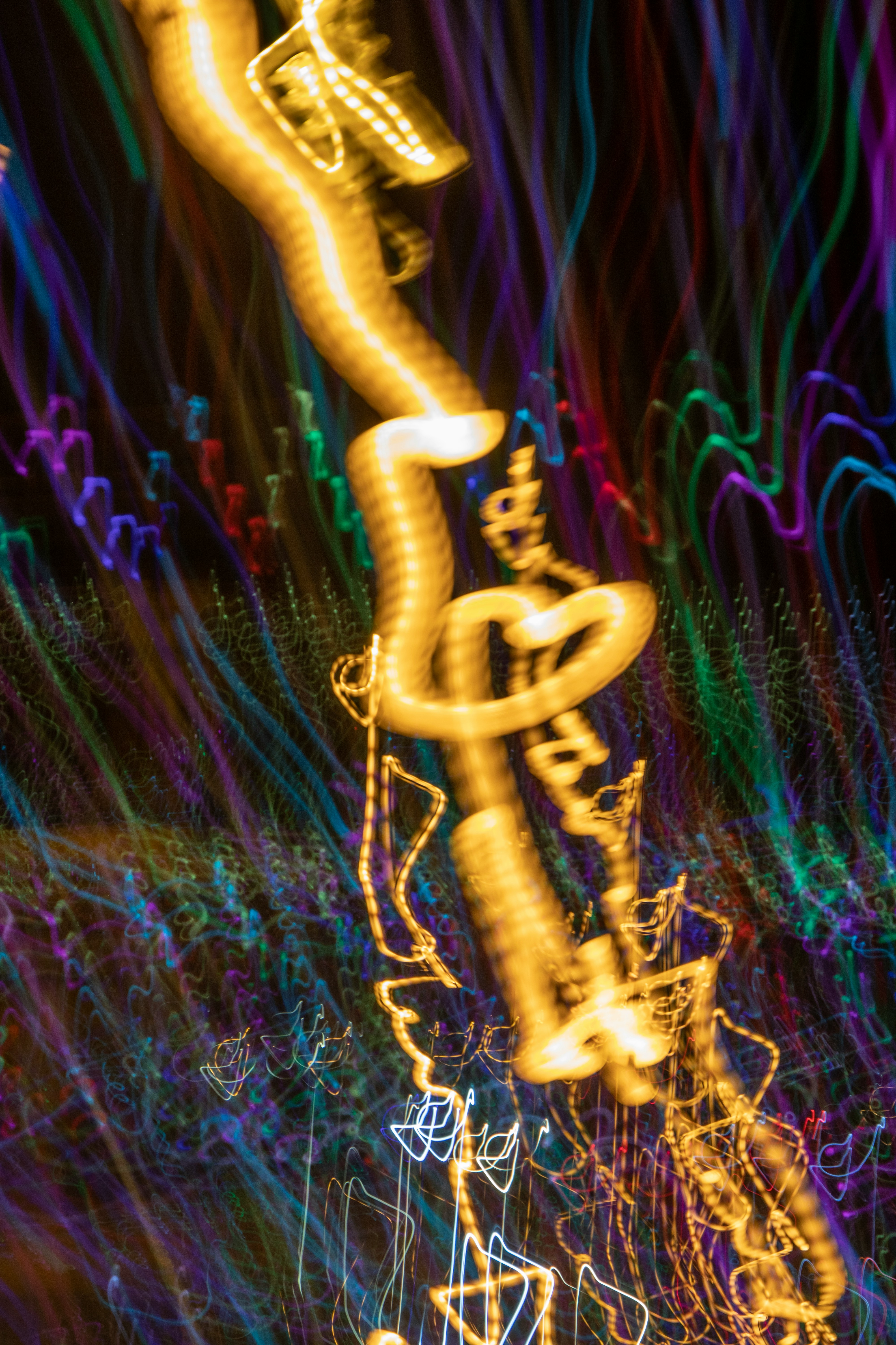 a blurry photo of a street light