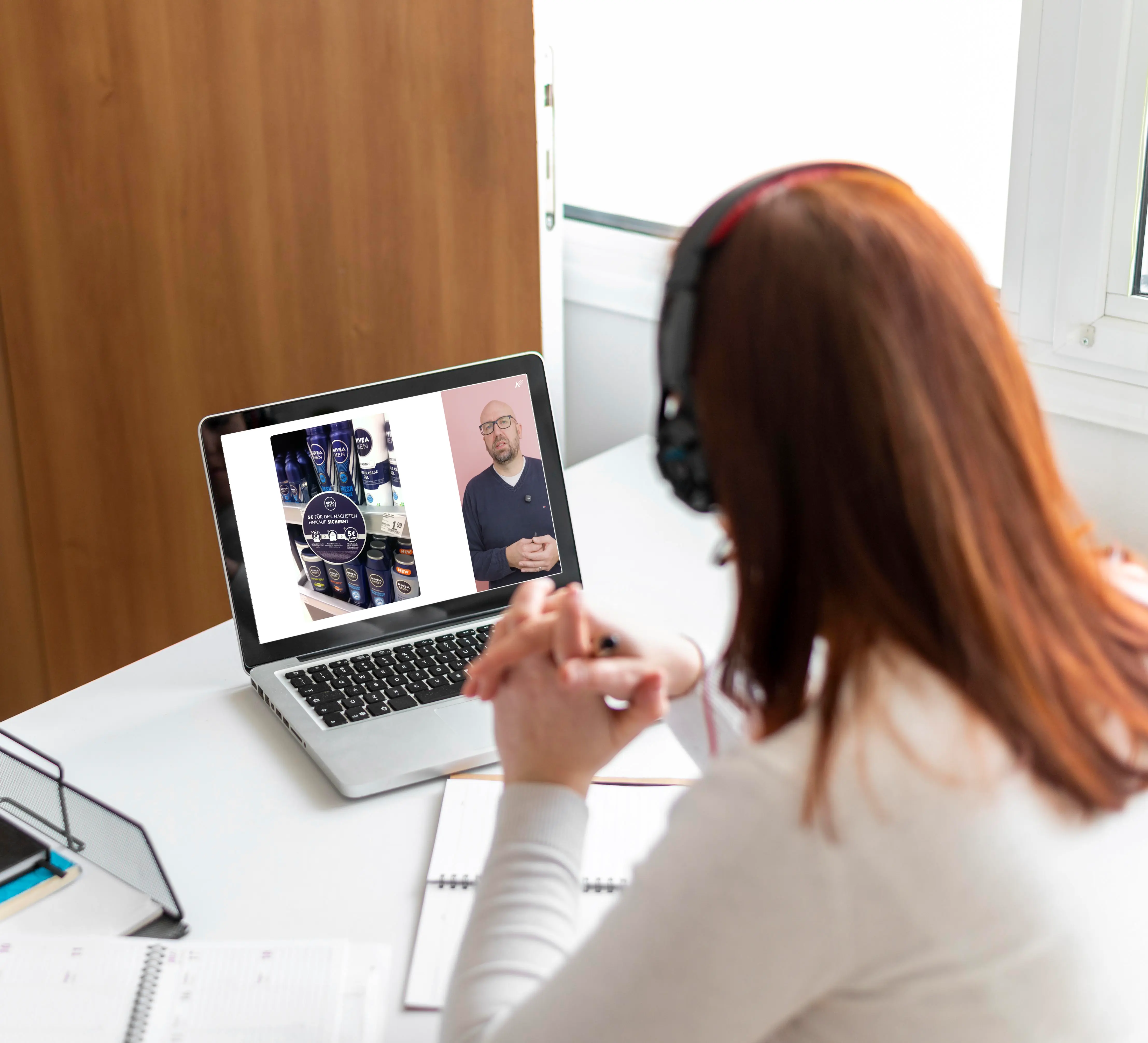 Frau mit Laptop und Headset