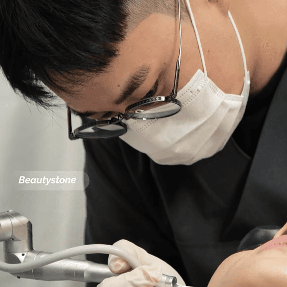 색깔 있는 문신 지우기: 왜 10회 넘게 걸리고 비용은 껑충 뛸까?