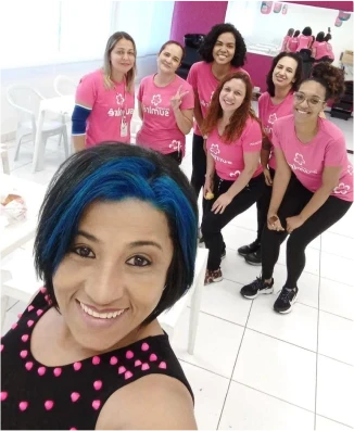 Cláudia Matta com alunos