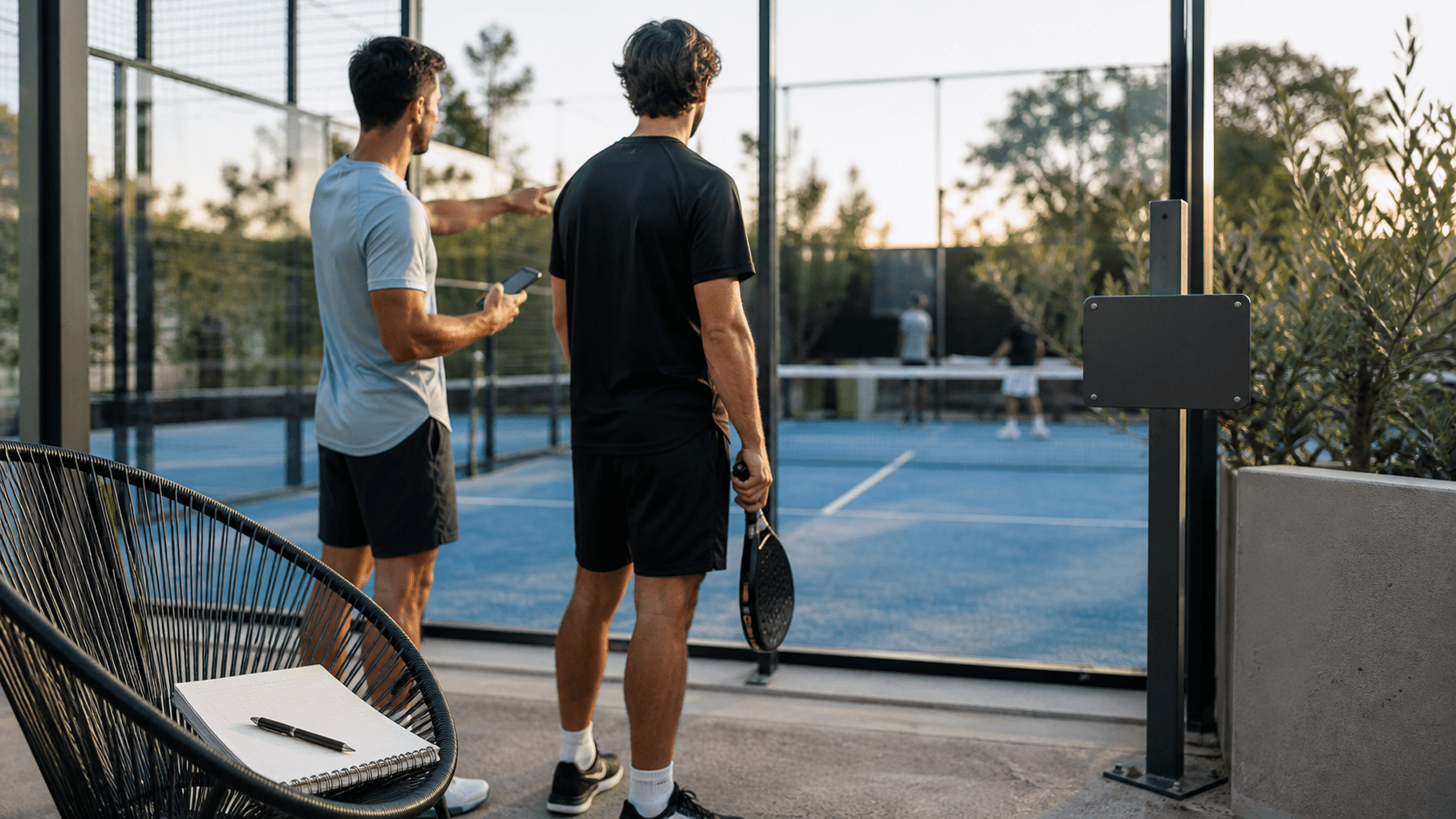 Joueurs de padel près d’un court, comparatif logiciel réservation padel entre solutions.