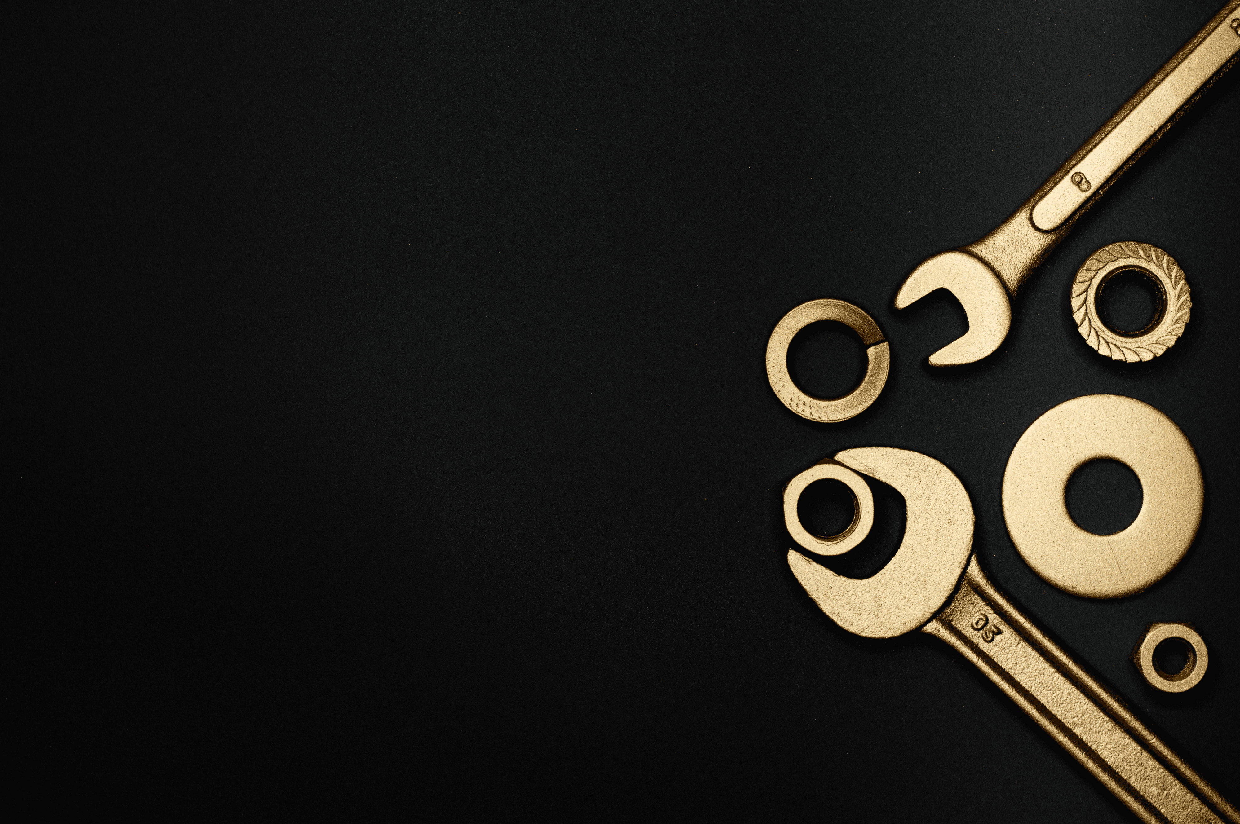 Outils de couleur doré sur un fond noir