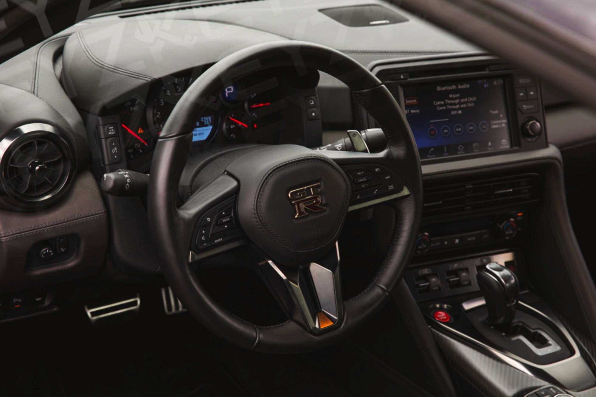 Vue interieur Nissan GTR Noir – Location Sportive à Dubaï | Keyz Rent