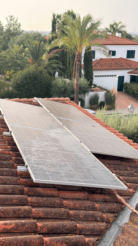 limpieza de placas solares en tejado residencial en Reus, antes y después