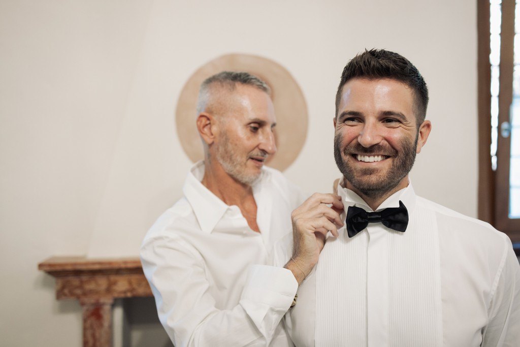 Sposi Rebecca e Giorgio sorridenti in posa - matrimonio a Villa La Favorita