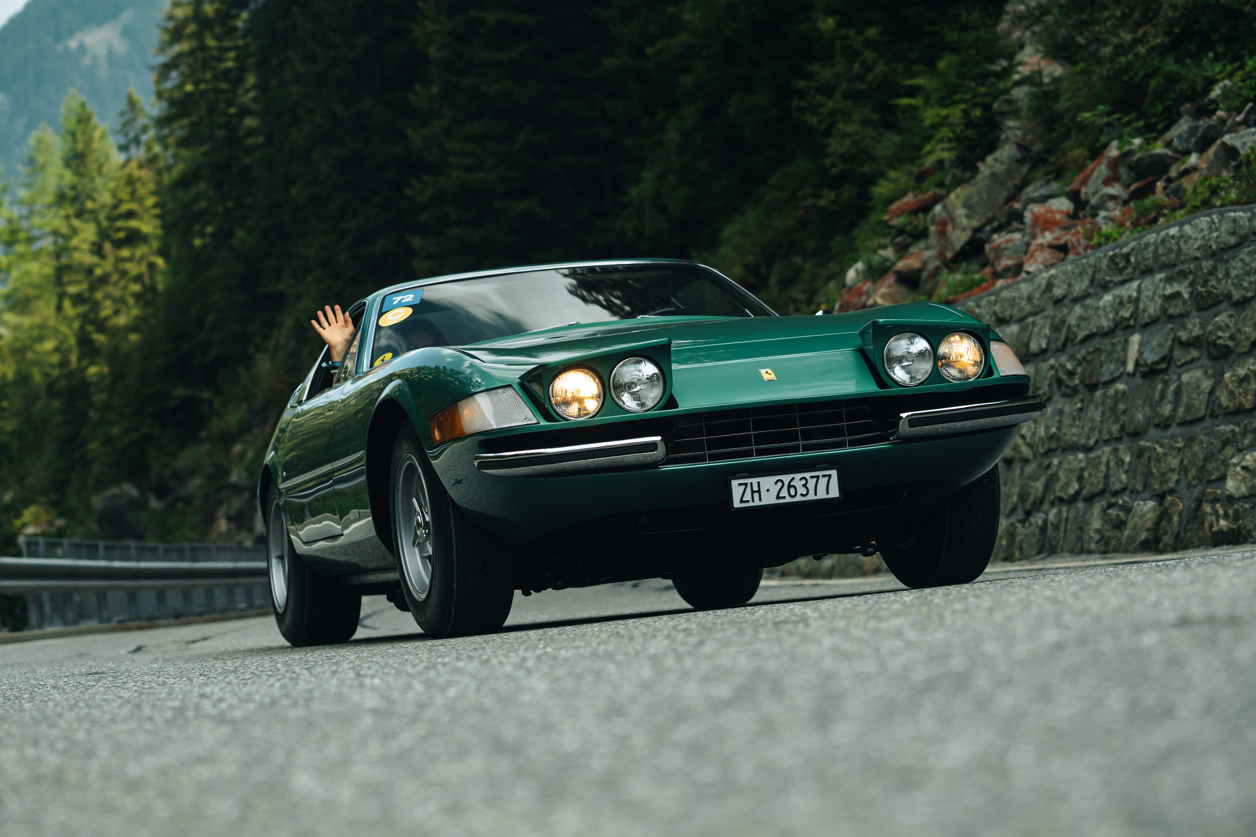 ferrari daytona su strada di montagna