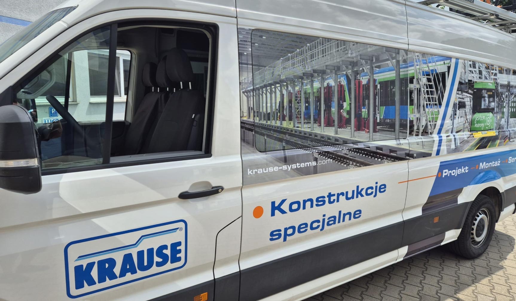 Widok boczny reklamy na pojeździe – spójna identyfikacja wizualna na samochodzie firmowym.