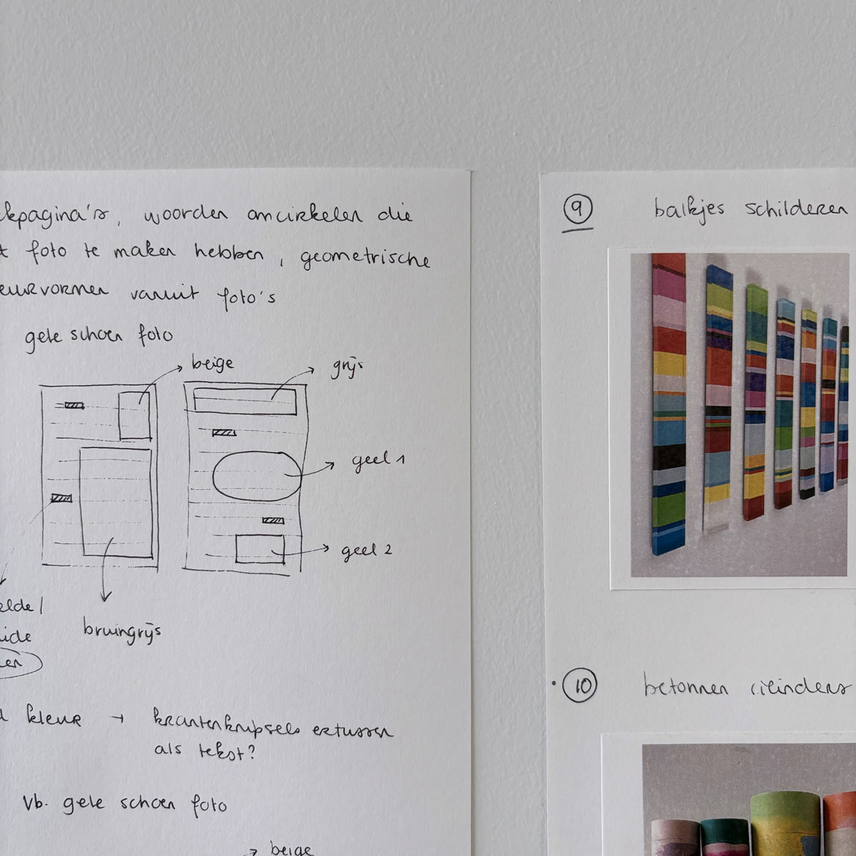 Een close-up van handgeschreven aantekeningen en schetsen op wit papier. Er staan diagrammen op die laten zien hoe kleuren uit een foto (zoals een "gele schoen") worden vertaald naar abstracte vormen op een tekstpagina.