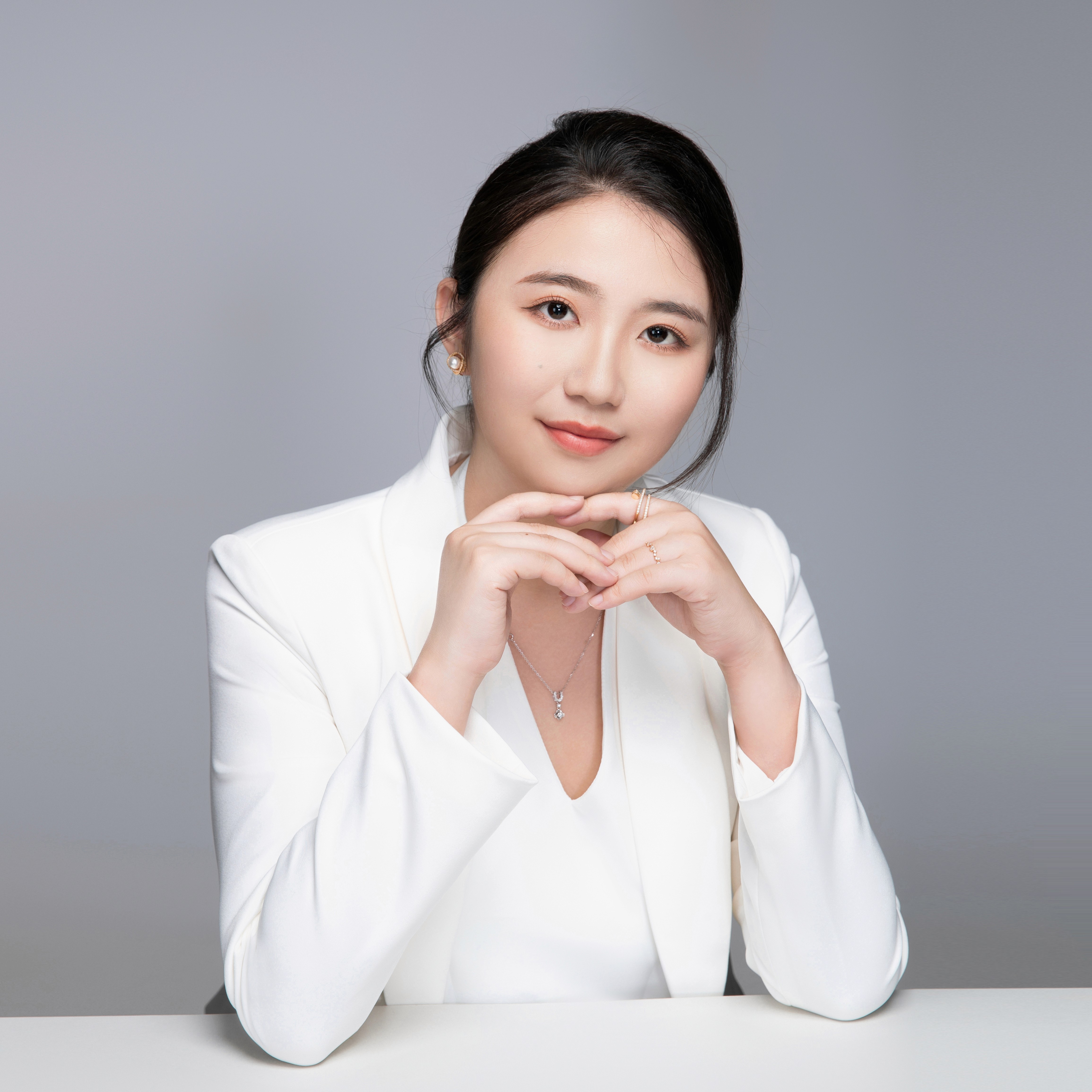 年轻女性微笑坐姿