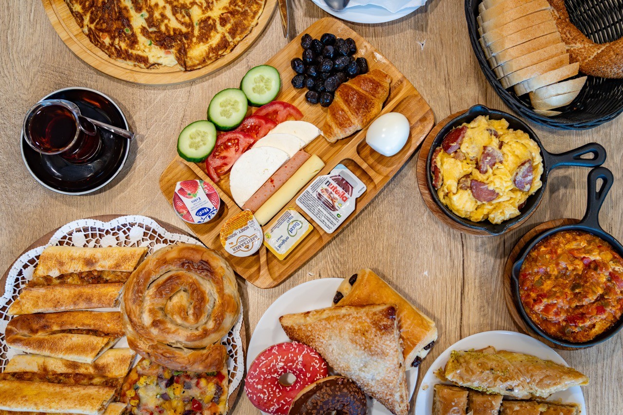 Uitgebreid Turks ontbijt met thee, vers brood en warme gerechten bij Bakkerij Firat