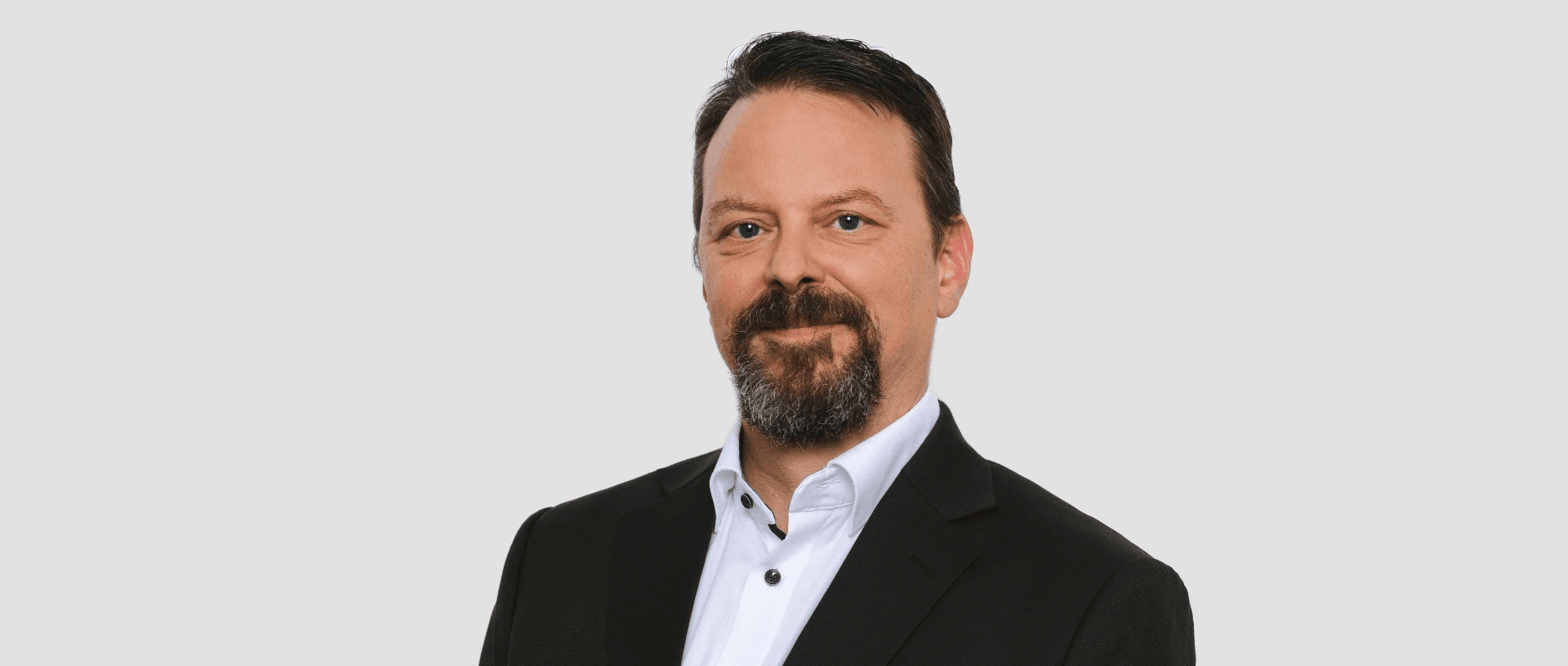 Portrait of the director of Swiss eMobility, a key figure in promoting electric mobility and sustainable transportation initiatives in Switzerland