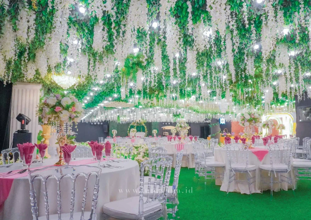 Wisteria putih menggantung di atas area tamu Celestia Hall