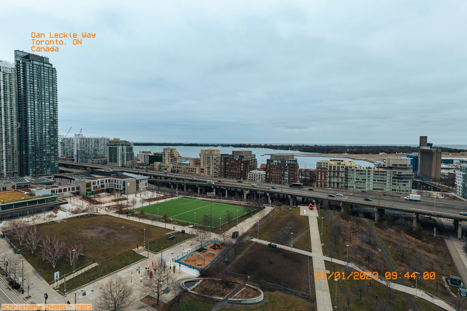 Quartier urbain de Toronto, avec des parcs, des bâtiments et un aperçu du lac Ontario.