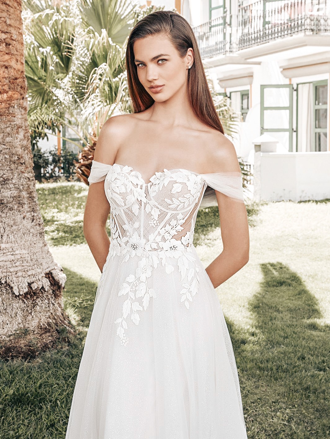Romantisches Brautkleid mit Carmen-Ausschnitt und Tüllrock