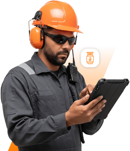 Homem de boné utilizando um tablet