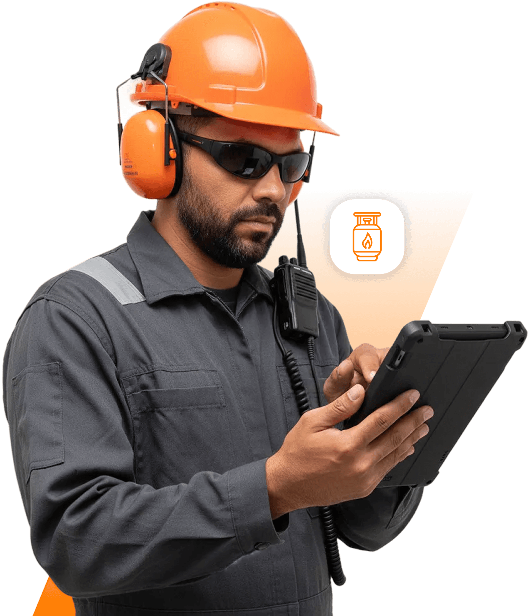 Homem de boné utilizando um tablet