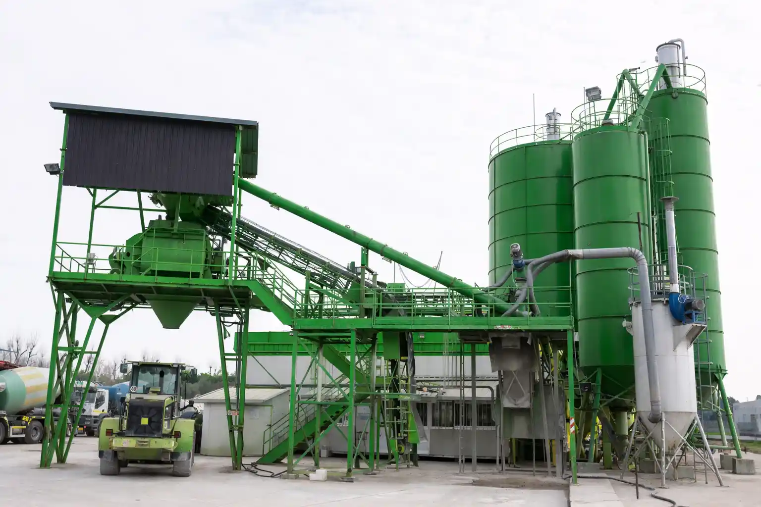 Concrete conveyor system used for transporting aggregates in batching plant