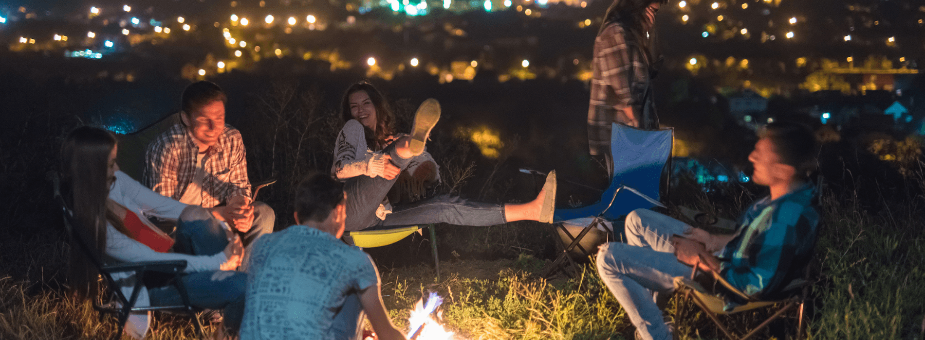 DEs amis qui s'amuse autour d'un feu