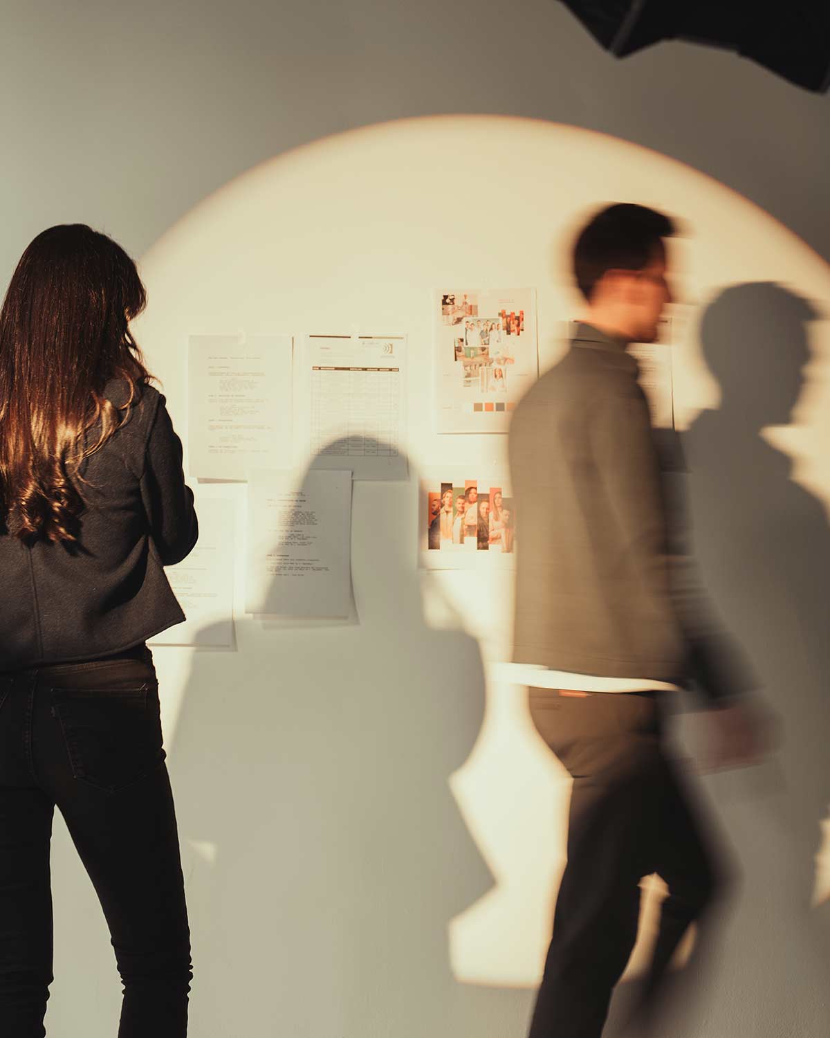 Filmproduction team brainstorming campaign concept; dynamic motion capture.