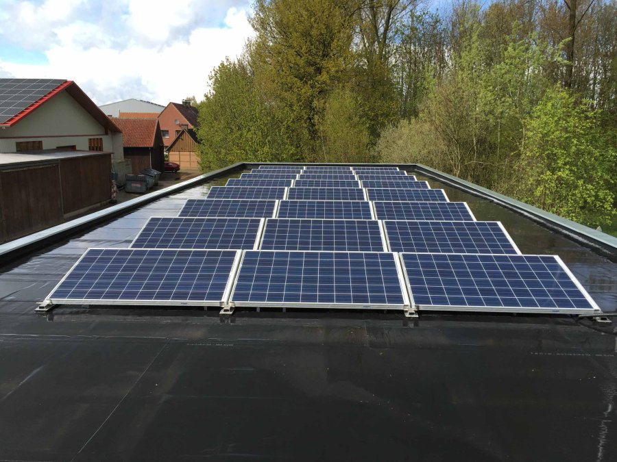 Solarpaneele auf Flachdach - umweltfreundliche Energiegewinnung, erneuerbare Energie